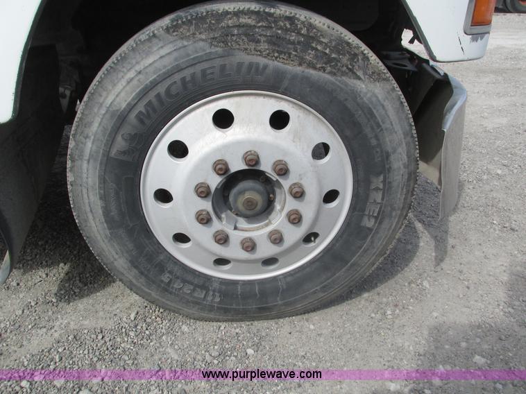 image for item H1142 2000 Mack CH613 semi truck