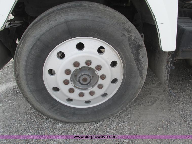 image for item H1142 2000 Mack CH613 semi truck