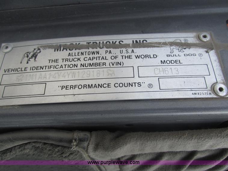 image for item H1142 2000 Mack CH613 semi truck