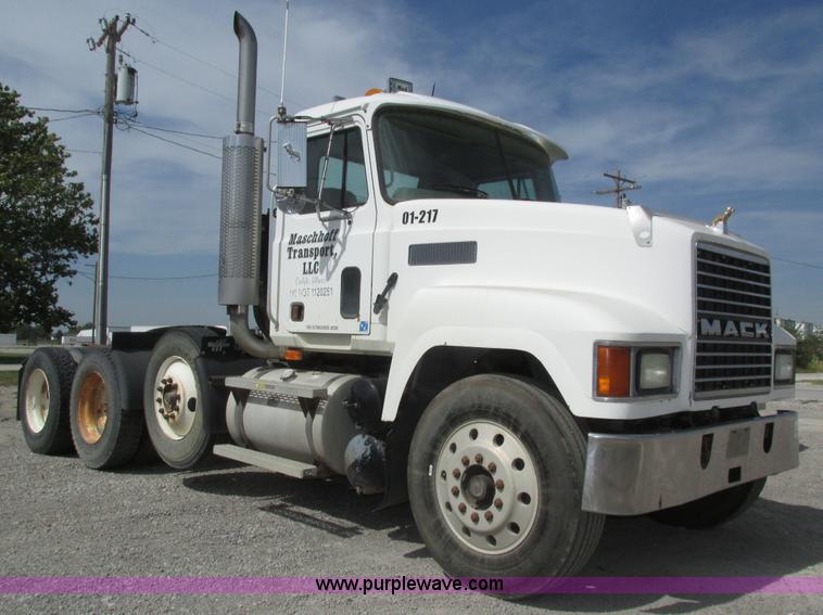 image for item H1143 2001 Mack CH613 semi truck