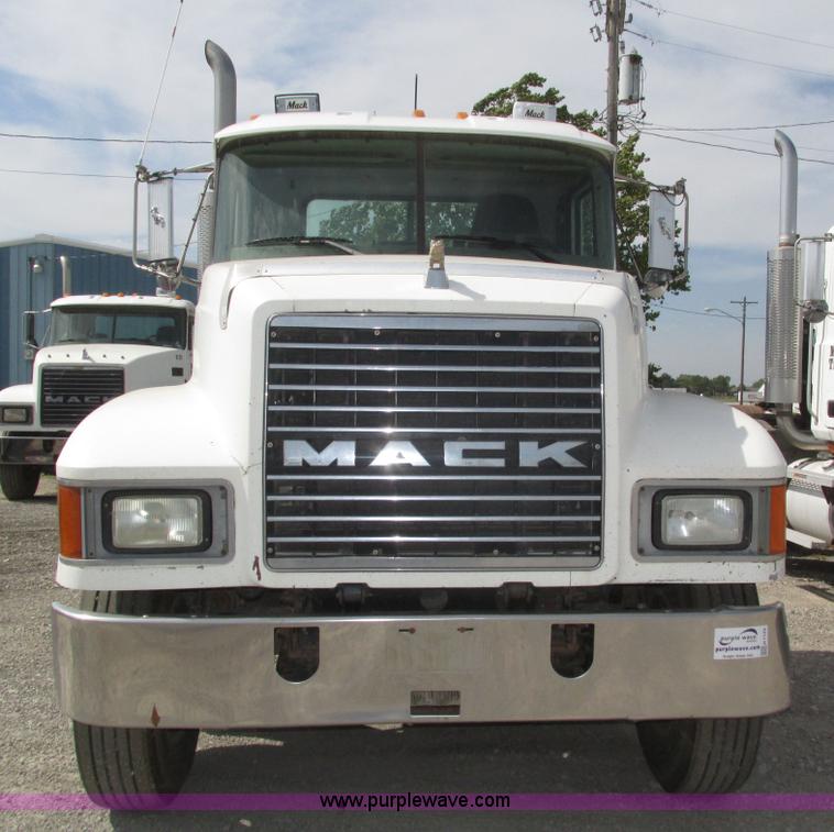image for item H1143 2001 Mack CH613 semi truck