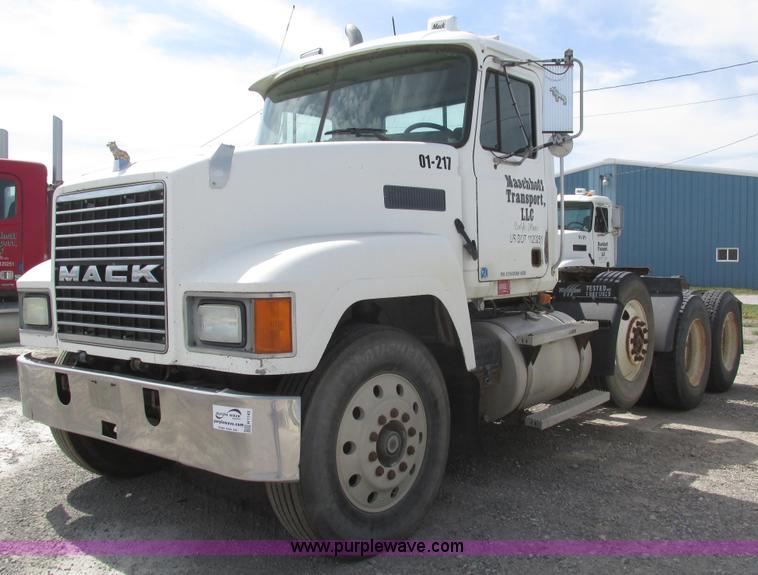 image for item H1143 2001 Mack CH613 semi truck