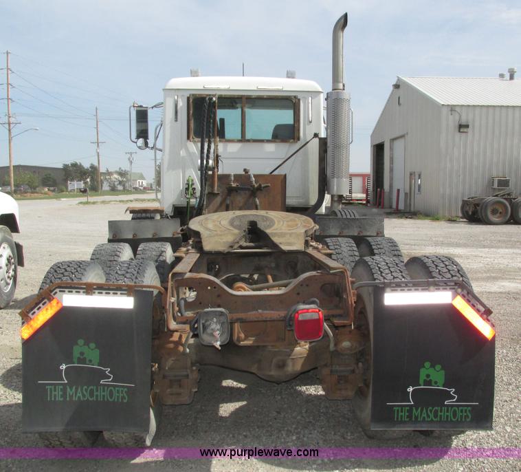 image for item H1143 2001 Mack CH613 semi truck