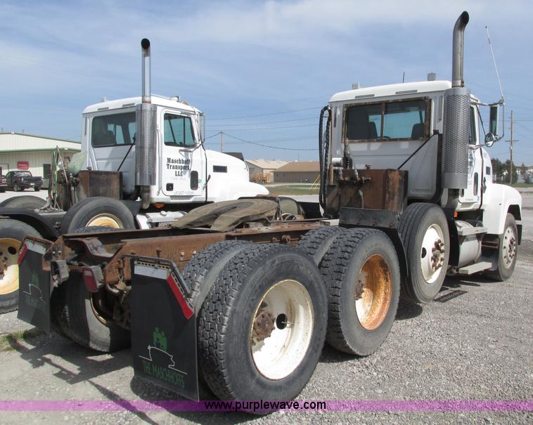 image for item H1143 2001 Mack CH613 semi truck