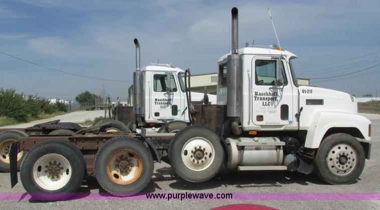 image for item H1143 2001 Mack CH613 semi truck