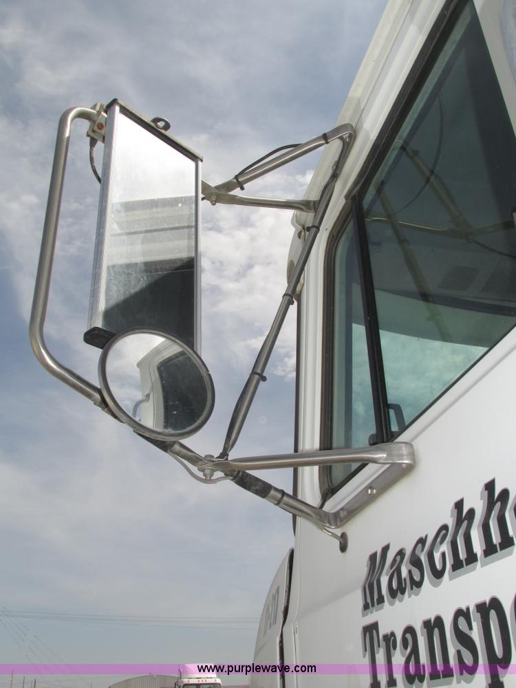 image for item H1143 2001 Mack CH613 semi truck