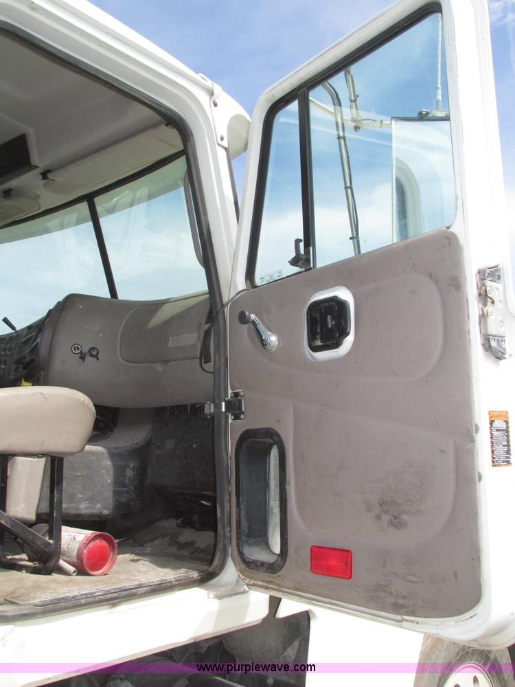 image for item H1143 2001 Mack CH613 semi truck