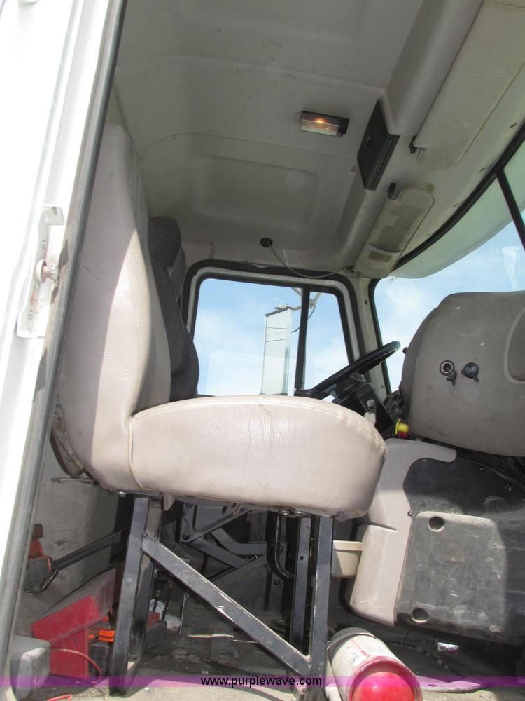 image for item H1143 2001 Mack CH613 semi truck