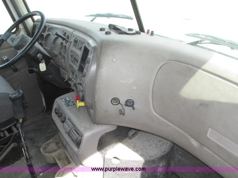 image for item H1143 2001 Mack CH613 semi truck