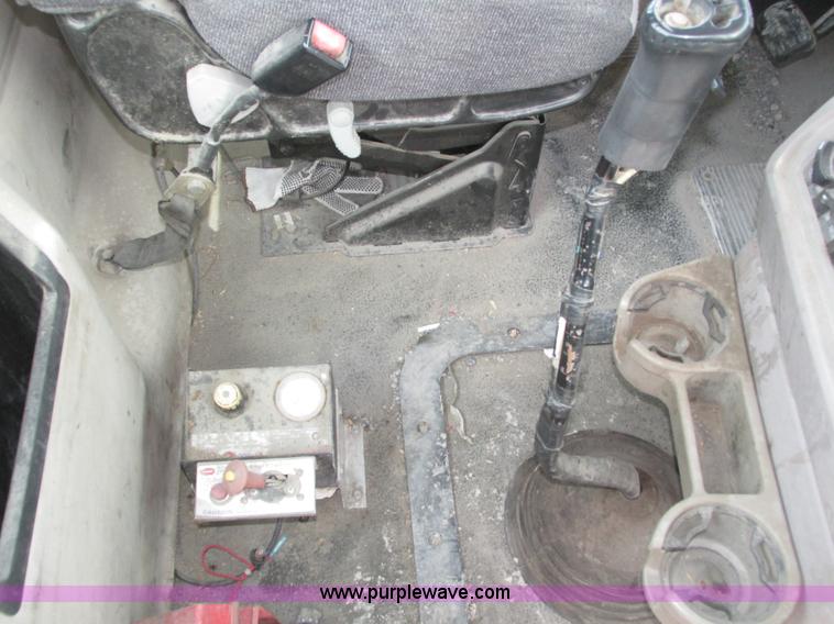 image for item H1143 2001 Mack CH613 semi truck