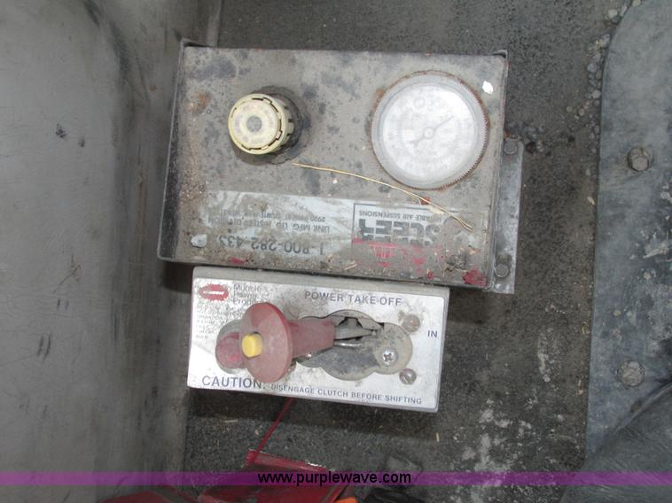 image for item H1143 2001 Mack CH613 semi truck