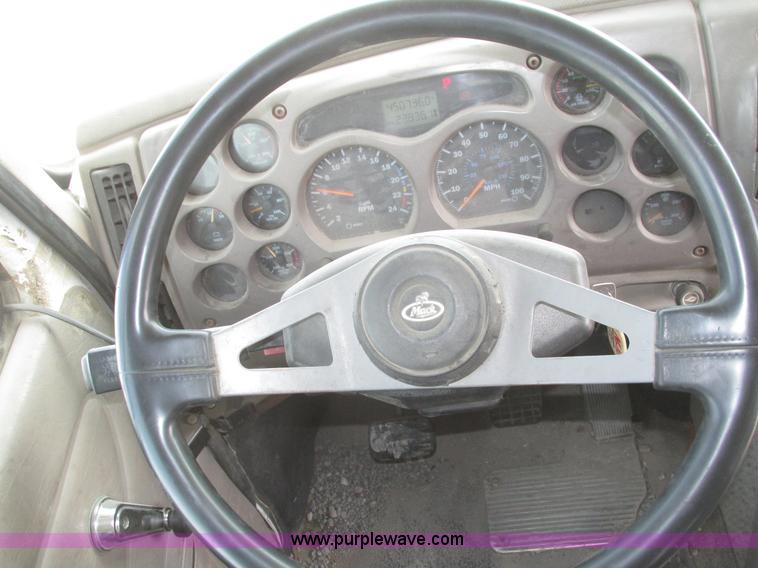 image for item H1143 2001 Mack CH613 semi truck