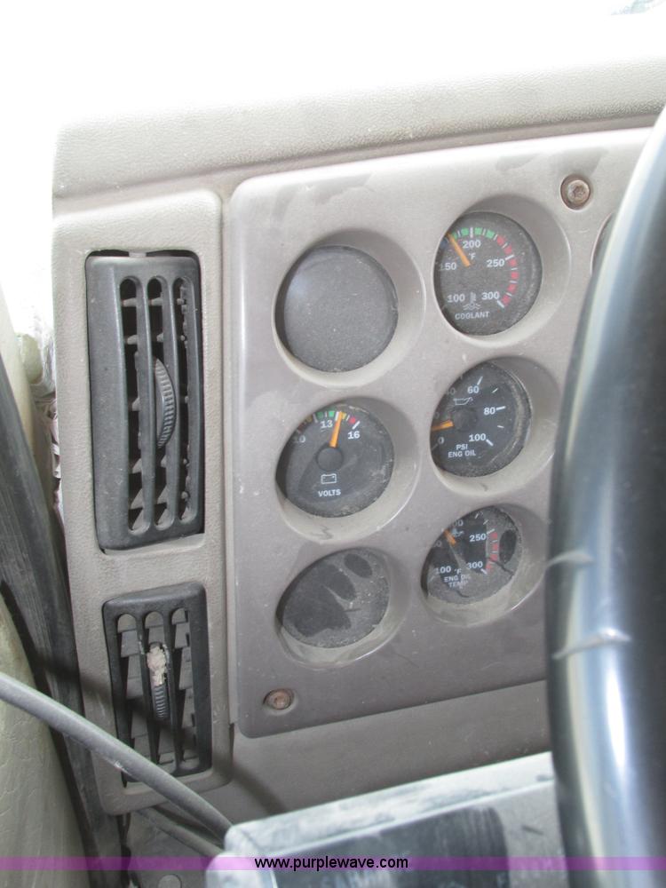 image for item H1143 2001 Mack CH613 semi truck