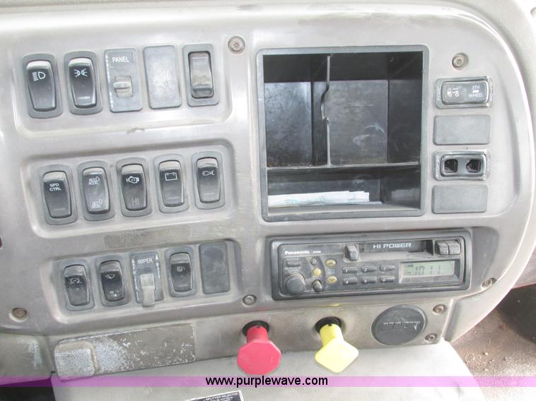 image for item H1143 2001 Mack CH613 semi truck