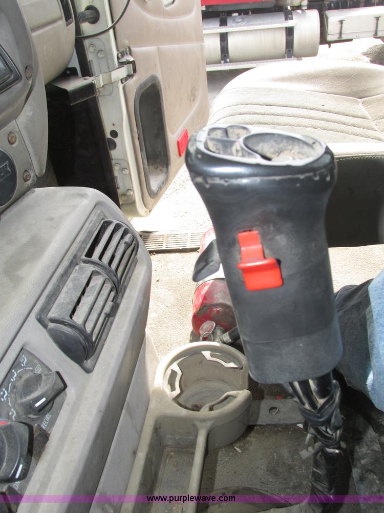 image for item H1143 2001 Mack CH613 semi truck