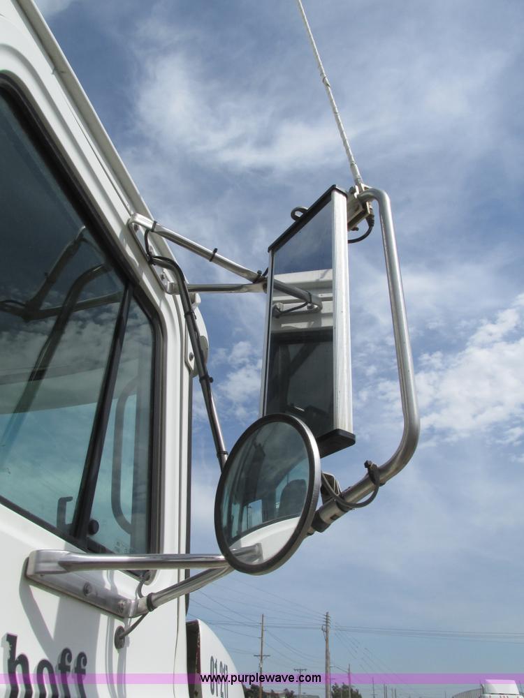 image for item H1143 2001 Mack CH613 semi truck