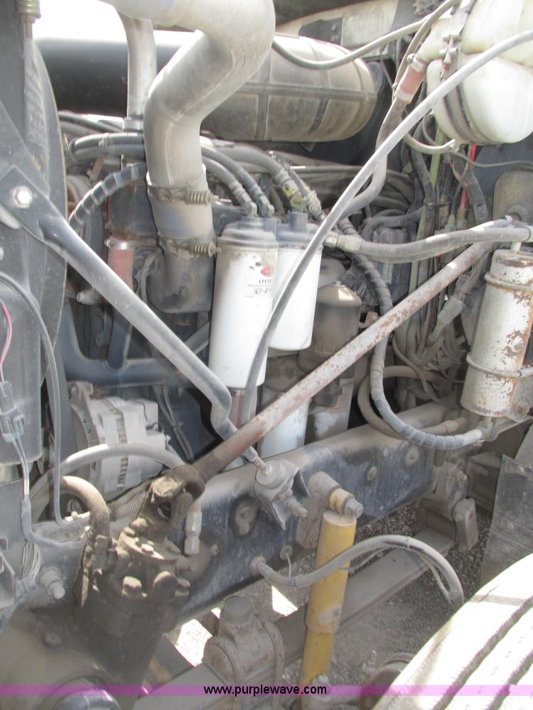 image for item H1143 2001 Mack CH613 semi truck