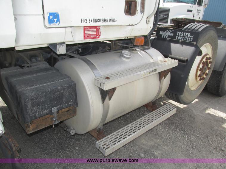 image for item H1143 2001 Mack CH613 semi truck