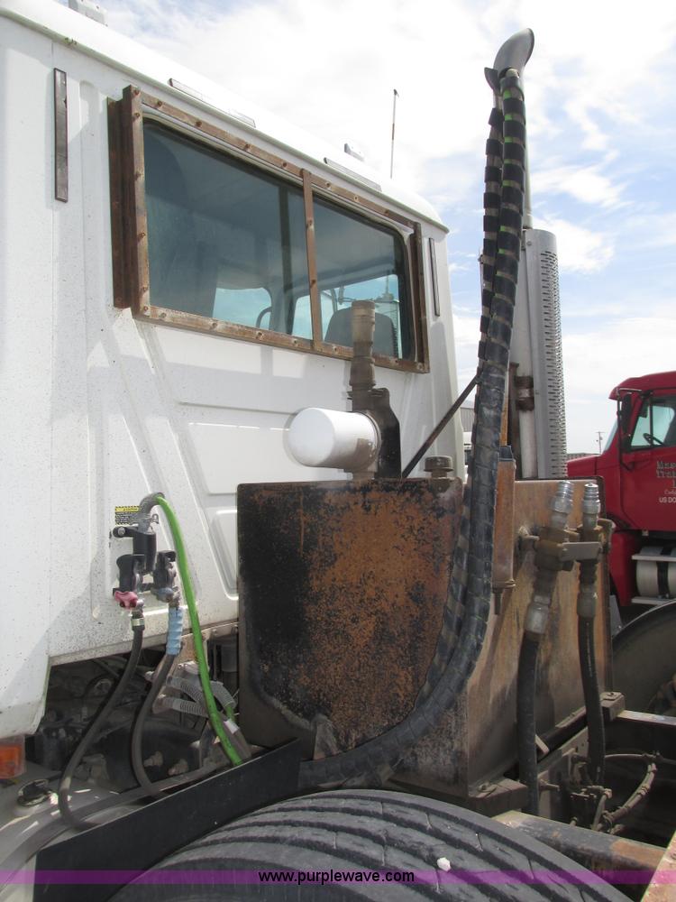 image for item H1143 2001 Mack CH613 semi truck