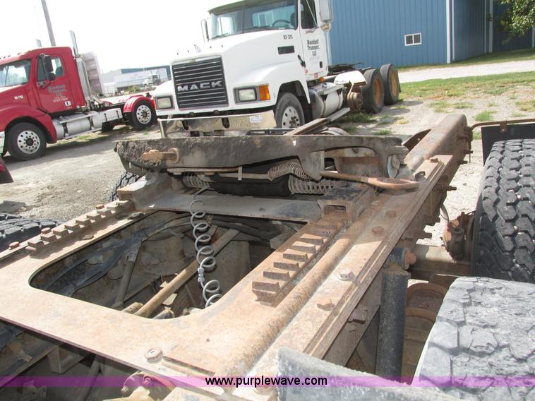 image for item H1143 2001 Mack CH613 semi truck