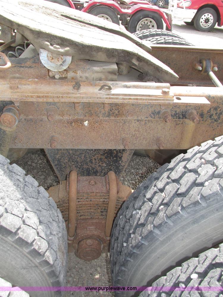 image for item H1143 2001 Mack CH613 semi truck