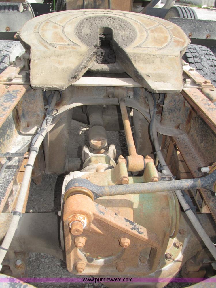 image for item H1143 2001 Mack CH613 semi truck