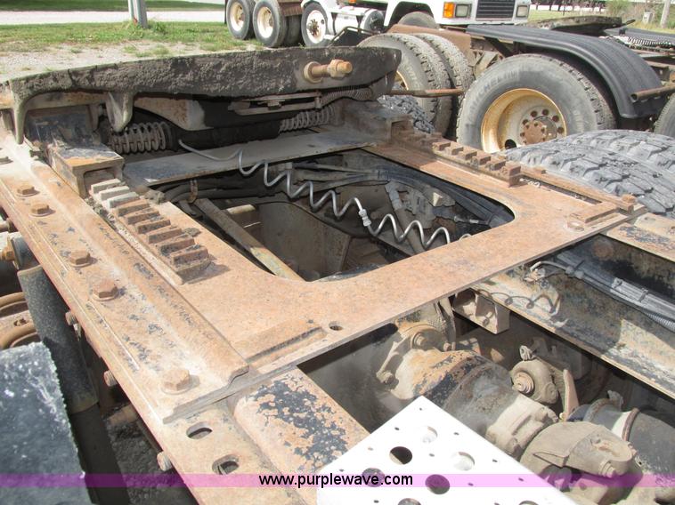 image for item H1143 2001 Mack CH613 semi truck