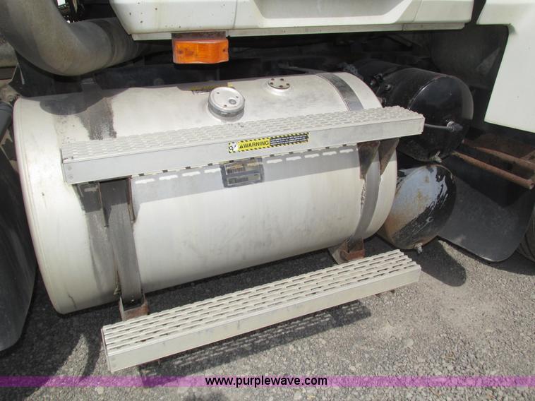 image for item H1143 2001 Mack CH613 semi truck