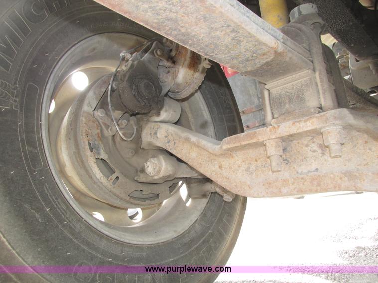 image for item H1143 2001 Mack CH613 semi truck