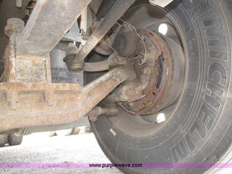 image for item H1143 2001 Mack CH613 semi truck