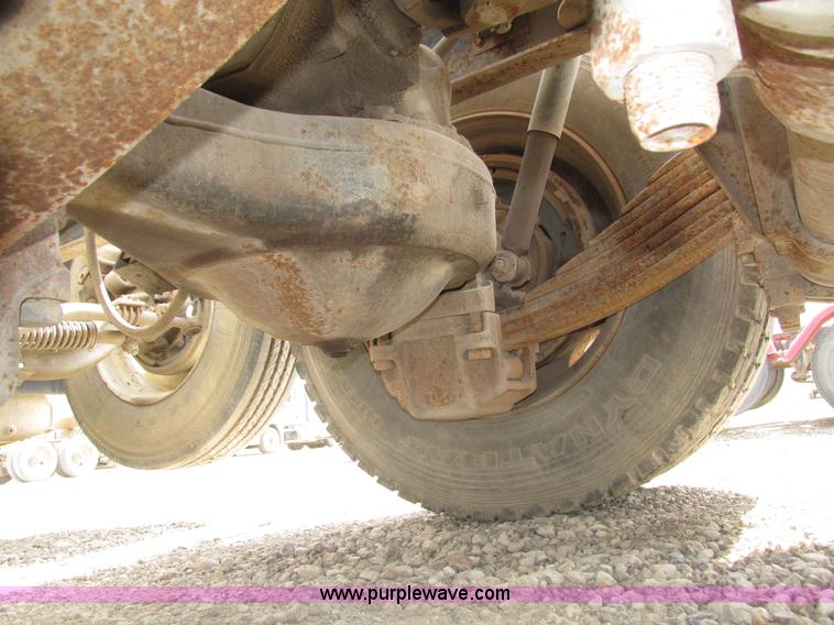 image for item H1143 2001 Mack CH613 semi truck