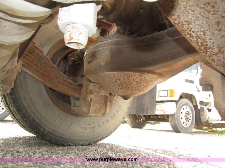 image for item H1143 2001 Mack CH613 semi truck