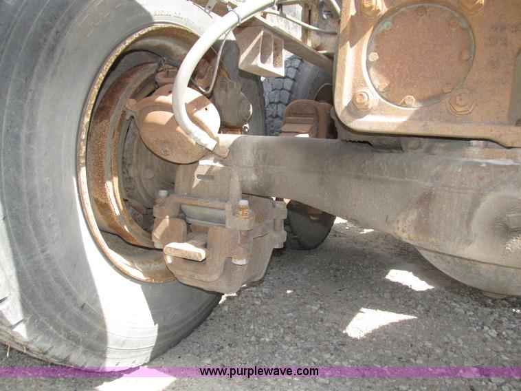 image for item H1143 2001 Mack CH613 semi truck