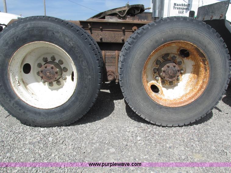 image for item H1143 2001 Mack CH613 semi truck