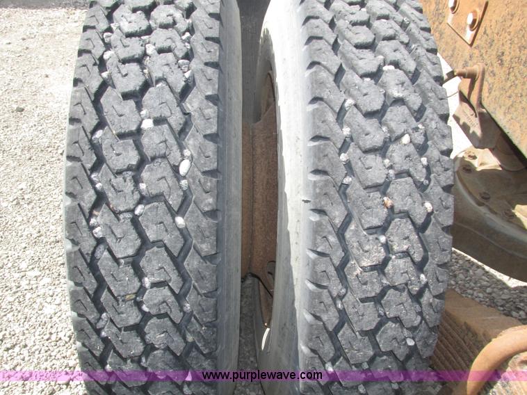 image for item H1143 2001 Mack CH613 semi truck