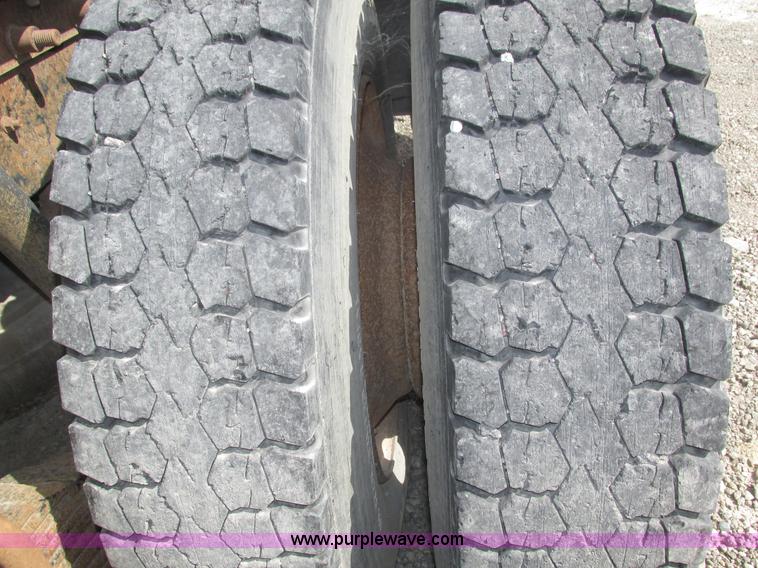 image for item H1143 2001 Mack CH613 semi truck