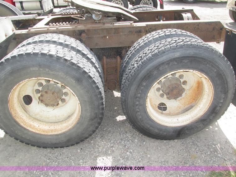 image for item H1143 2001 Mack CH613 semi truck