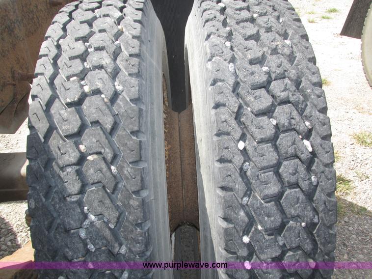 image for item H1143 2001 Mack CH613 semi truck