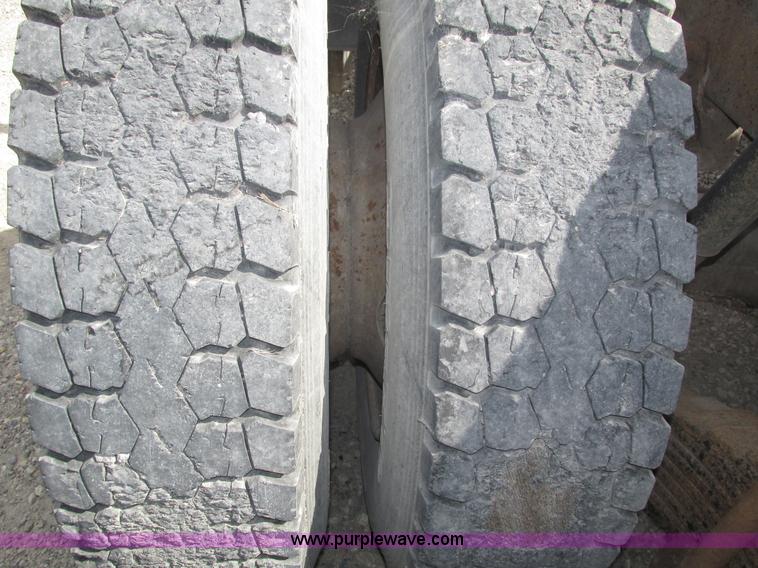 image for item H1143 2001 Mack CH613 semi truck