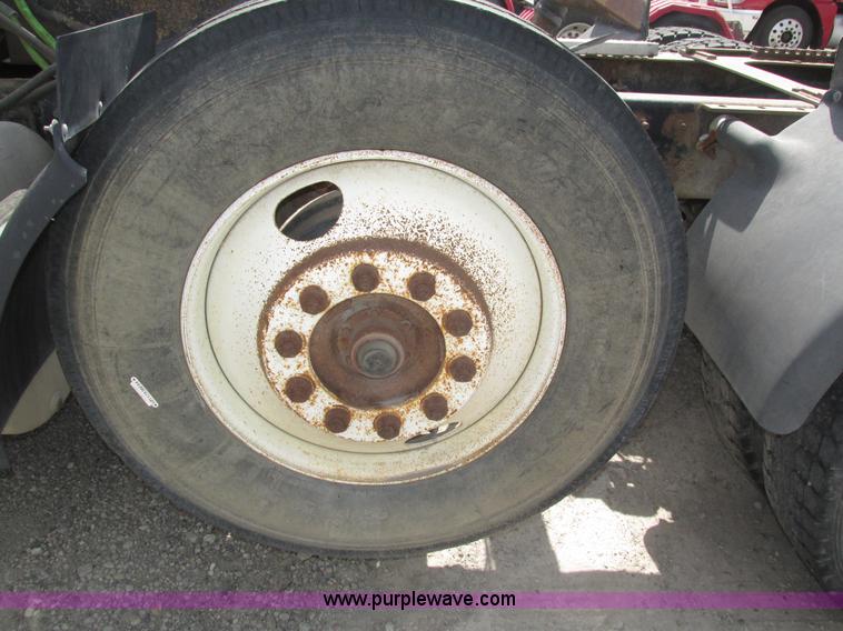 image for item H1143 2001 Mack CH613 semi truck