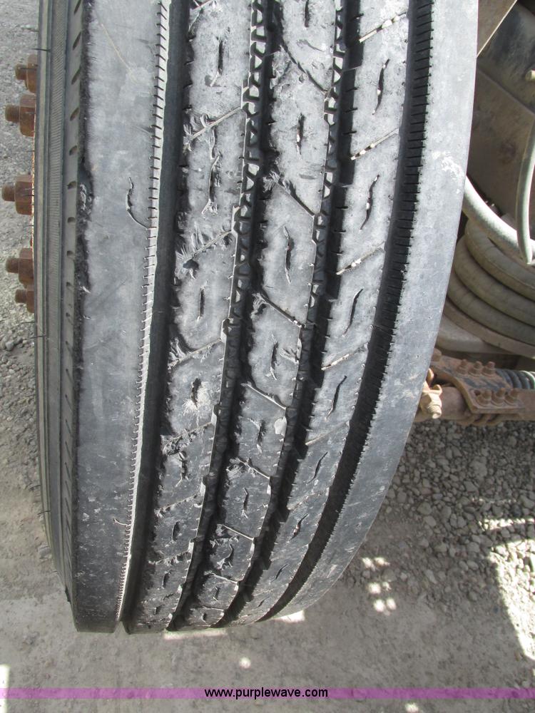 image for item H1143 2001 Mack CH613 semi truck