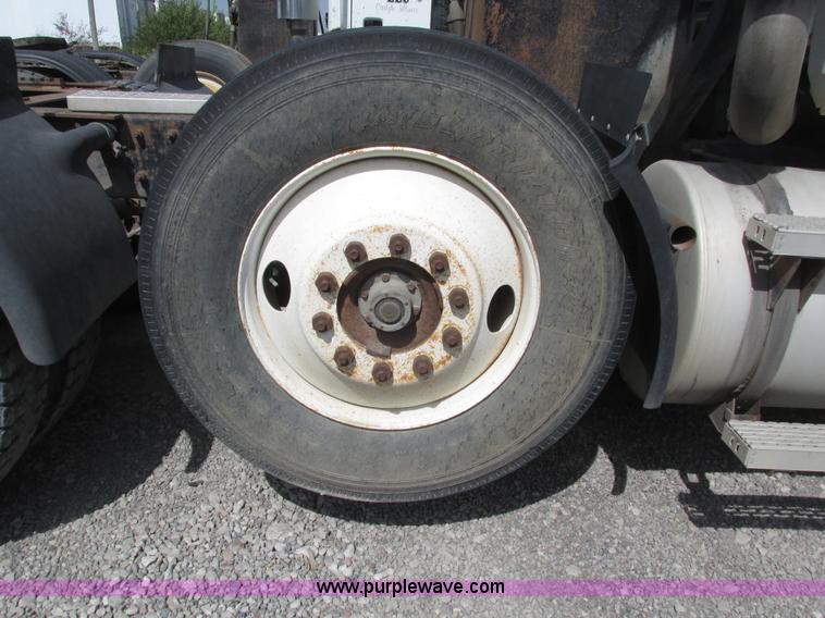 image for item H1143 2001 Mack CH613 semi truck