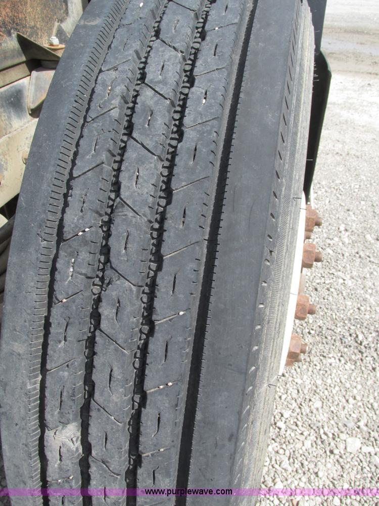 image for item H1143 2001 Mack CH613 semi truck