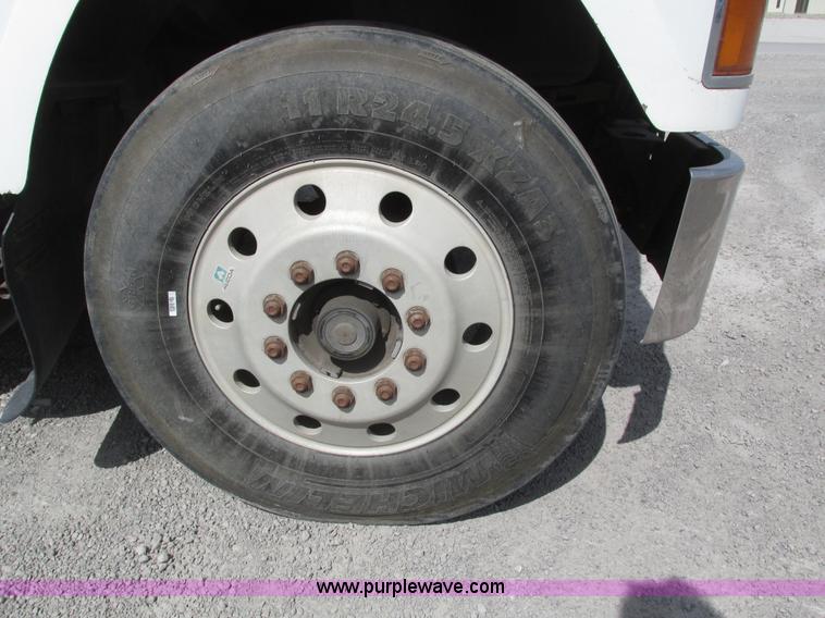 image for item H1143 2001 Mack CH613 semi truck