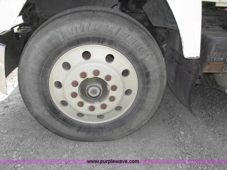 image for item H1143 2001 Mack CH613 semi truck