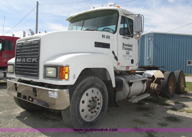 image for item H1144 2001 Mack CH613 semi truck