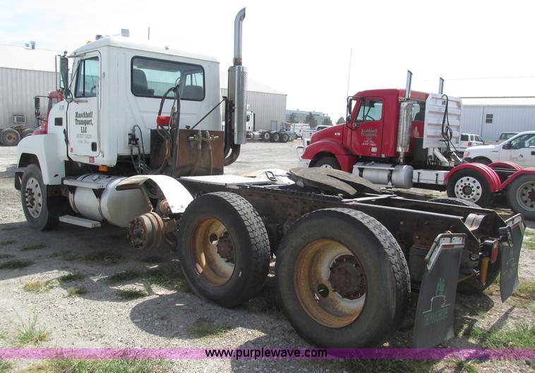 image for item H1144 2001 Mack CH613 semi truck