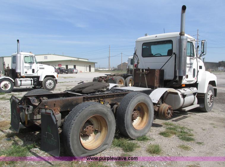 image for item H1144 2001 Mack CH613 semi truck