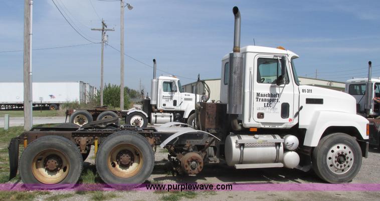 image for item H1144 2001 Mack CH613 semi truck