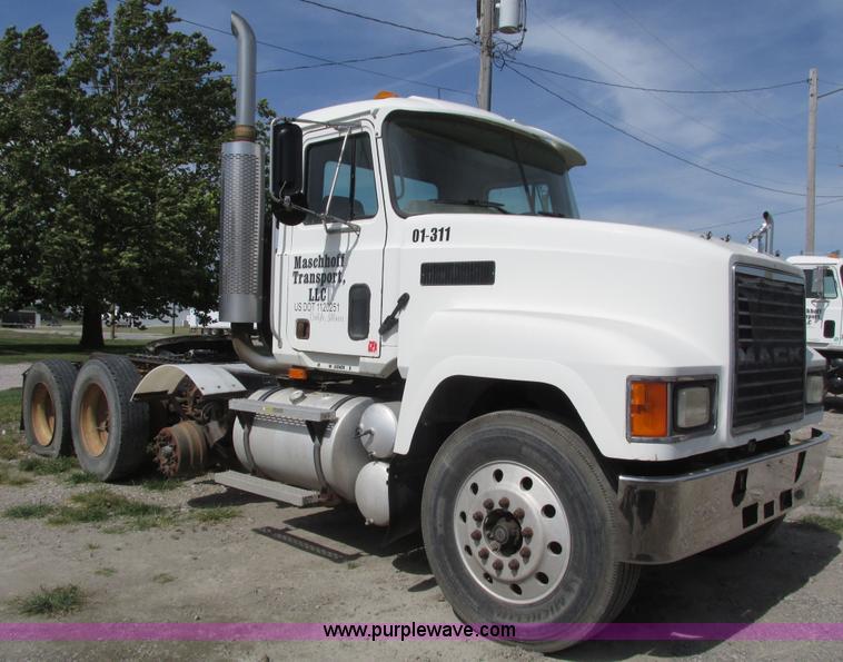 image for item H1144 2001 Mack CH613 semi truck